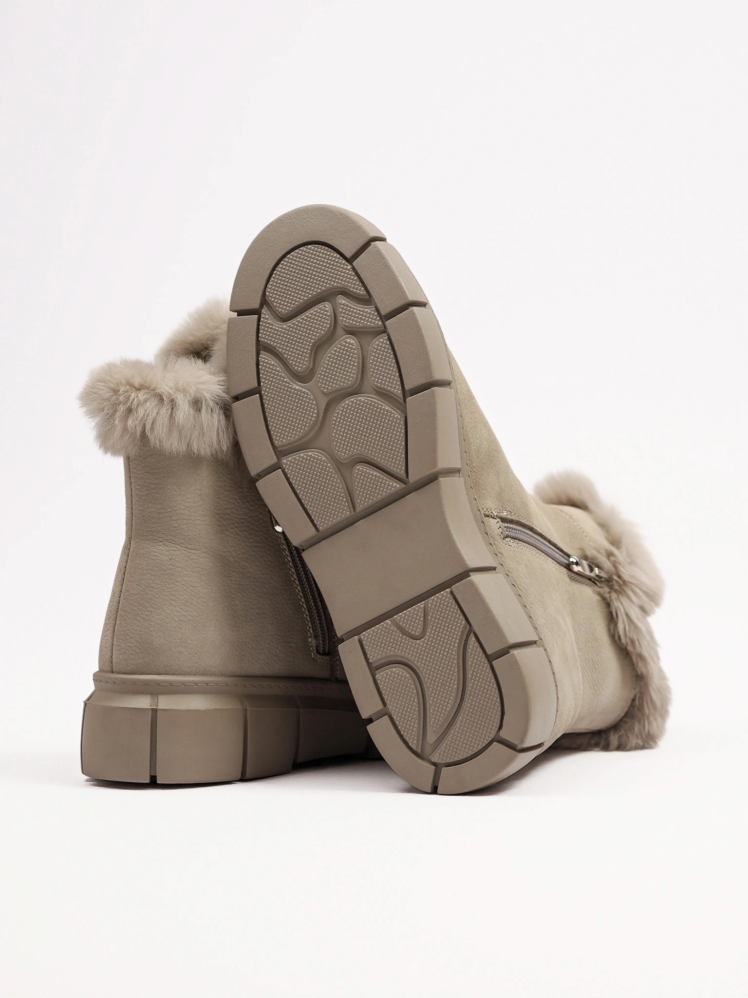 Ботинки серого цвета с оторочкой мехом на средней платформе